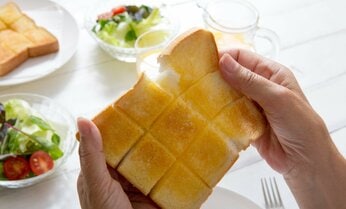 「パンやうどんばかり食べている人」は要注意!? ≪小麦アレルギー≫を大人になって発症する場合のきっかけと典型症状