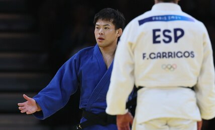 パリ五輪柔道の「不可解判定」は「誤審」なのか？　大きすぎる主審の権限、「リクエスト制度」の導入を
