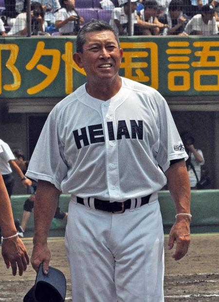 名門を再建し、甲子園春夏通算100勝目を目指す龍谷大平安の原田英彦監督