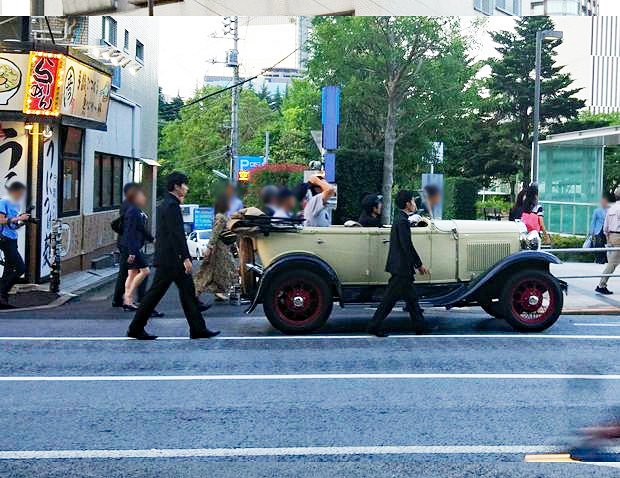 パレードに登場したクラシックカーは大学所有の車(撮影・大塚淳史)