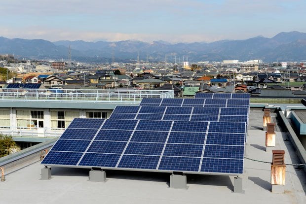 小田原市立富水小学校の屋上にできた市民発電所。小学生の体験授業も行われ、市内全校の屋上に太陽光パネルが設置される予定だ（撮影／高井正彦）