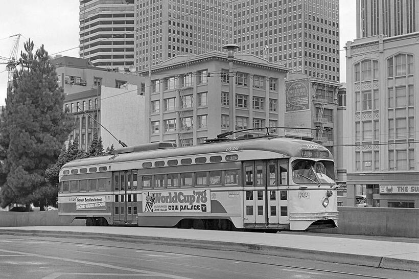 海外の路面電車ターミナルはループ線の設置が定番になっている。サンフランシスコのトランスベイターミナルのループ線で発車を待つ片側運転台のPCC車。（撮影／諸河久：1978年6月27日）