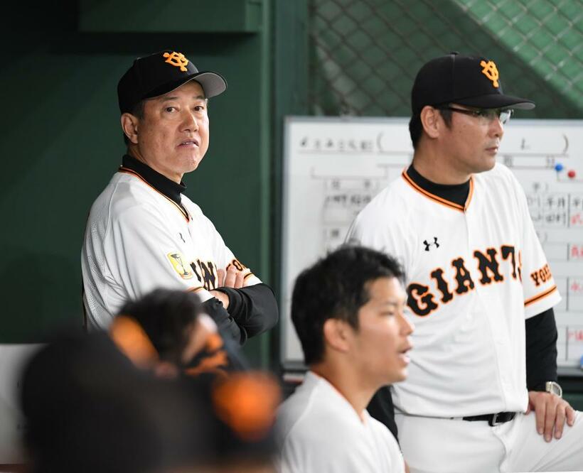 巨人の原監督（左）、元木ヘッドコーチ