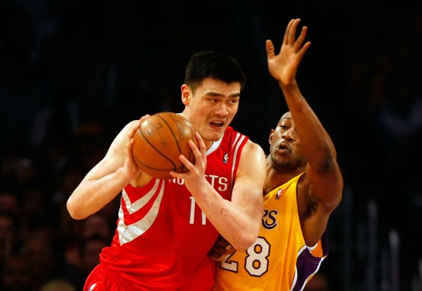 中国バスケ界の伝説的選手となった姚明（左）（写真／gettyimages）