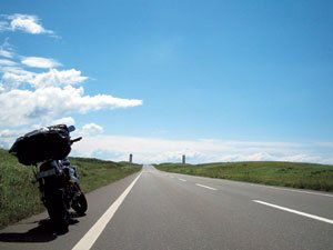 バイクは後ろ姿がセクシーで、そこにひかれるという。地平線、青空、雲……北海道稚内から日本海に沿って南下したサロベツ原野の雄大な自然を背景に愛車をとらえた