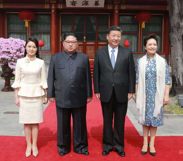 （左から）中国を電撃訪問した金正恩夫妻と、歓迎した習近平夫妻（ＡＦＰ＝時事）