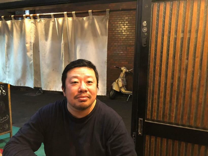 「塩そば専門店 桑ばら」店主の桑原雅紀さん。賛否両論を覚悟して貫いた一杯が多くのラーメンファンを魅了している（筆者撮影）