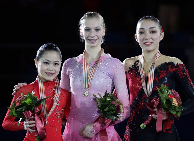 四大陸選手権女子金メダルの米ポリーナ・エドマンズ（中央）と宮原知子（左）の点差は、わずか２．４３。金メダルは、手の届くところにあった。右は本郷理華（写真：ｇｅｔｔｙｉｍａｇｅｓ）　＠＠写禁
<br />