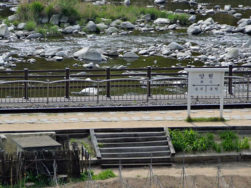 小さな待合室のほかは何もない両元駅（撮影／植村 誠）