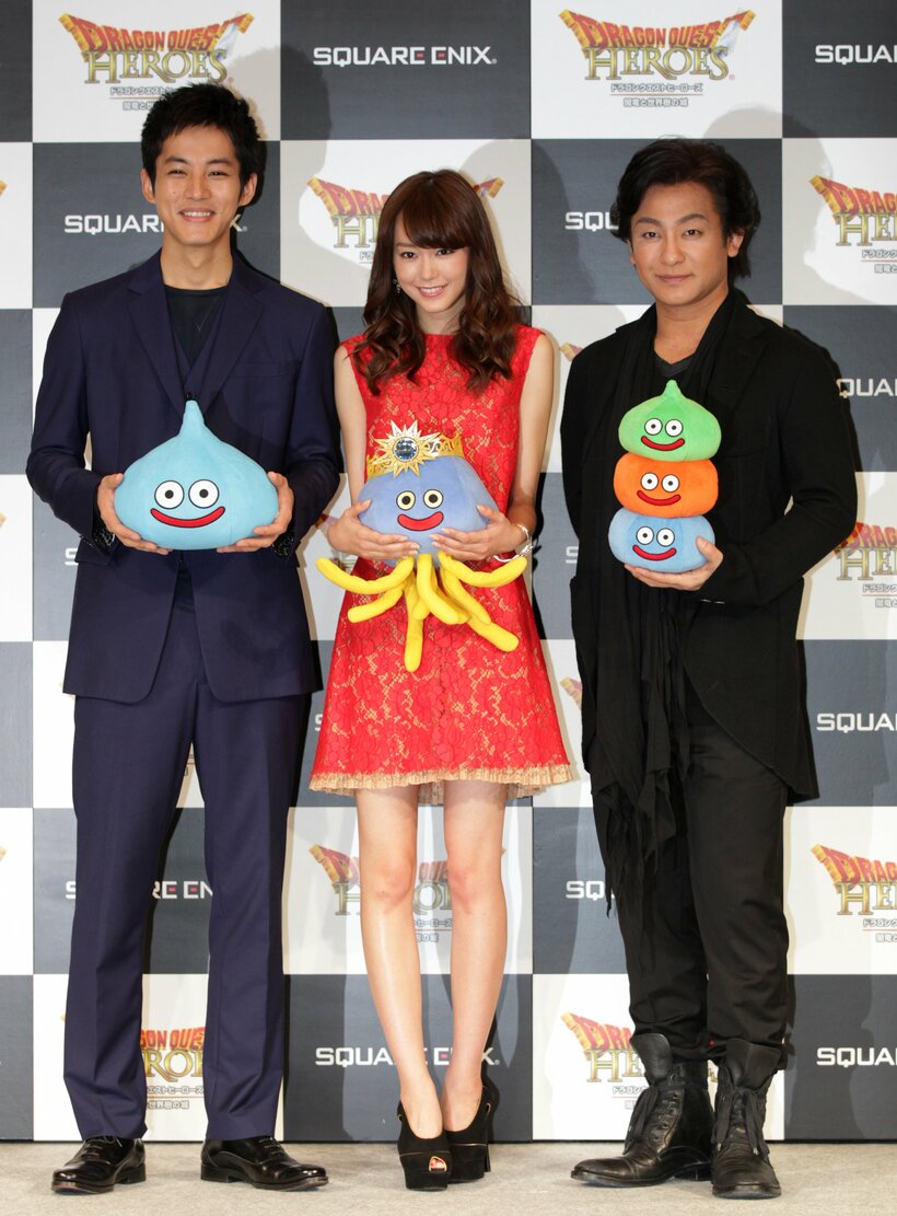 ホイミスライムを抱く桐谷美鈴、スライムを抱える松坂桃李（2015年）