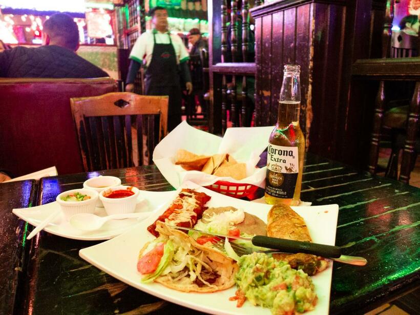 これが最初で最後のまともな食事、メキシカンプレート（シウダード・ファレス）（撮影／阿部稔哉）