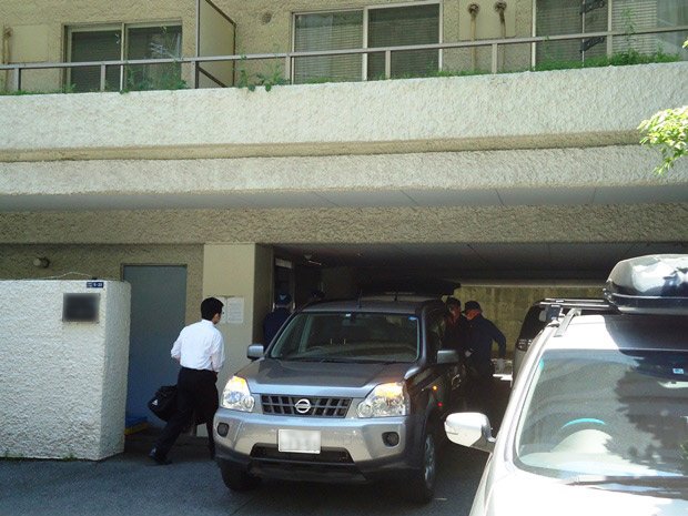 6月3日午前、家政婦の自宅がある東京・港区のマンションに捜索に入る和歌山県警捜査員ら（※写真の一部を加工しています）