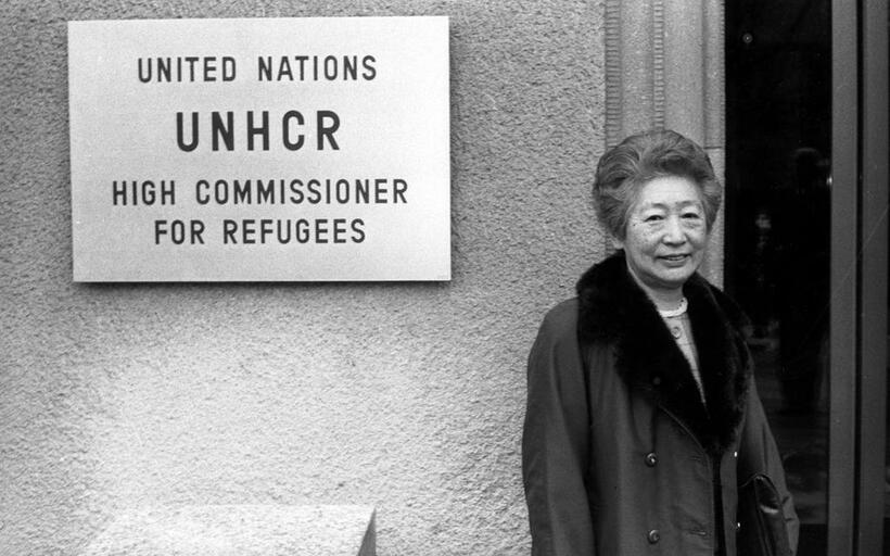 国連難民高等弁務官に就任時、ジュネーブ本部入口で。１９９１年１月（UNHCR／A.Hollmann）