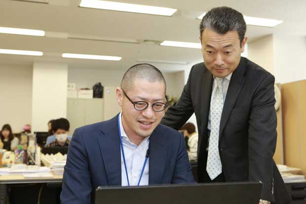 エン・ジャパンのオフィスで話す社長の鈴木孝二（右）と西口洋平　Ｐｈｏｔｏ　ｂｙ　Ｔｏｓｈｉａｋｉ　Ｕｓａｍｉ