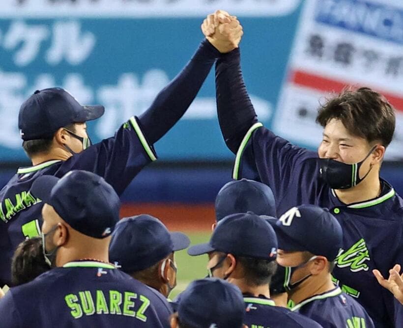 がっちりと握手を交わすヤクルト山田哲人（左）と村上宗隆