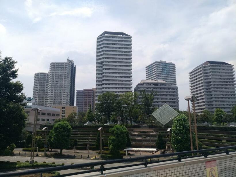 川口駅西口を出ると高層マンション群が目に入る（撮影/國府田英之）