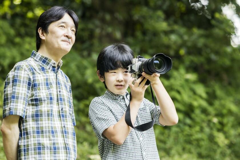 2020年8月、夏休み期間中に写真の撮影方法などについて秋篠宮さまから教わる悠仁さま
