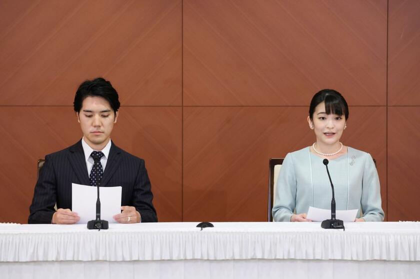 １０月２６日、小室眞子さんと圭さんは都内ホテルで結婚の記者会見を行った。会見は約１２分で終了した（ｃ）朝日新聞社