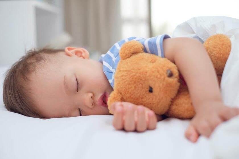 赤ちゃんをどうやって寝かせるかは、親にとって最大の悩みの一つだ（写真：gettyimages）