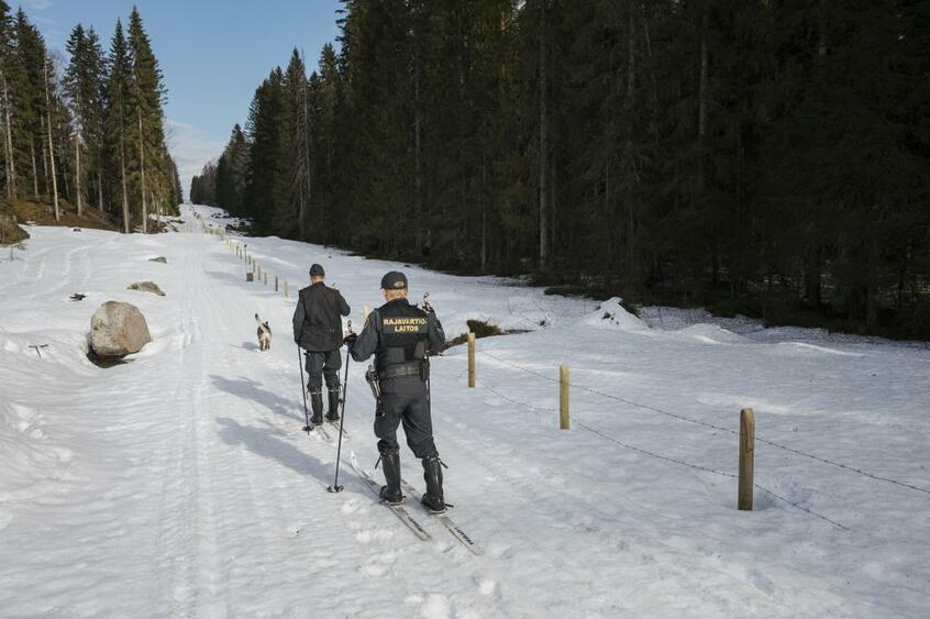 フィンランドはロシアと1300キロの国境で接する。2人の警備隊員がスキーを履き、ジャーマンシェパードを連れていた/4月22日(写真:The Washington Post via Getty Images)