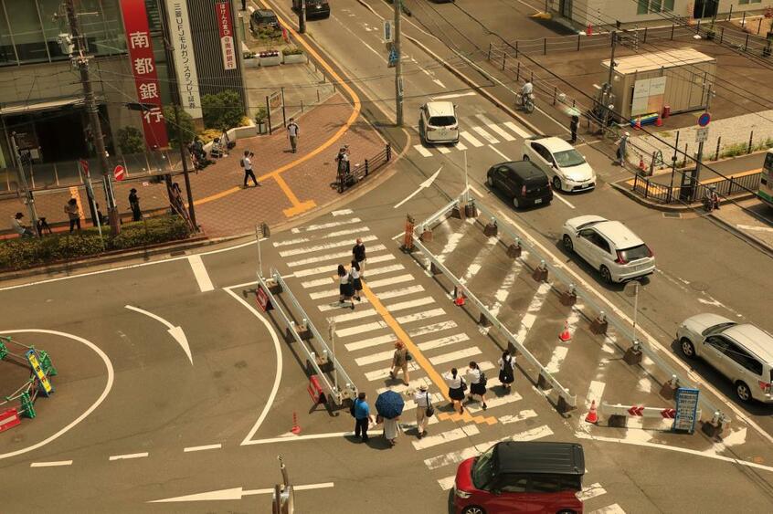 事件の現場となった近鉄大和西大寺駅前。多くの人が訪れた献花台は7月19日に撤去され、多くの車や人が行き交う