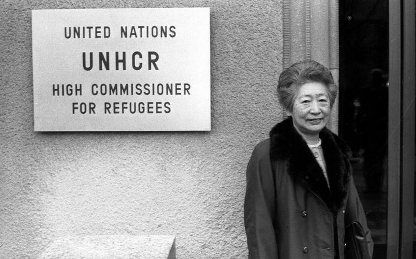 国連難民高等弁務官に就任時、ジュネーブ本部入口で。1991年1月(UNHCR/A.Hollmann)