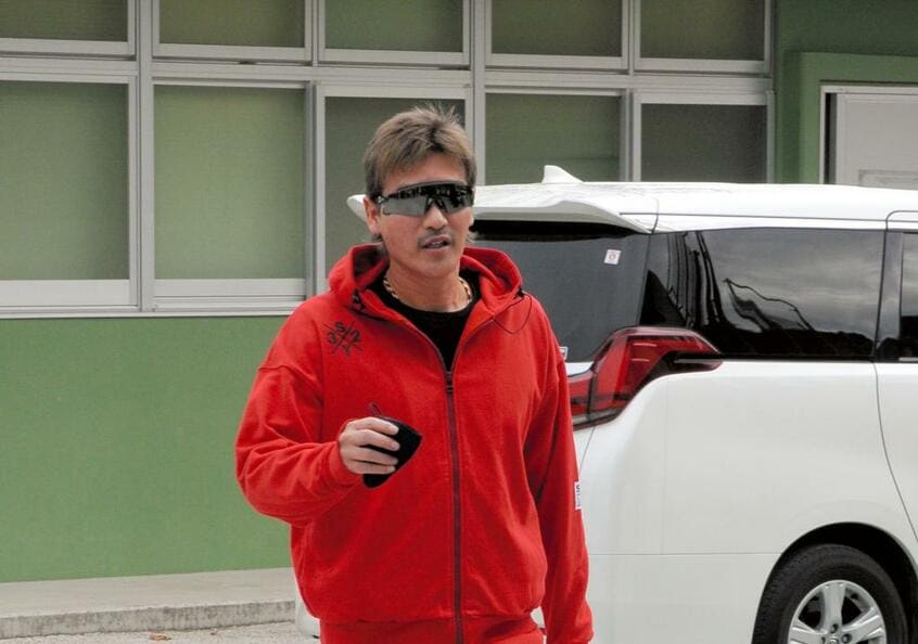 真っ赤なジャージで練習に現れた新庄監督(C)朝日新聞社