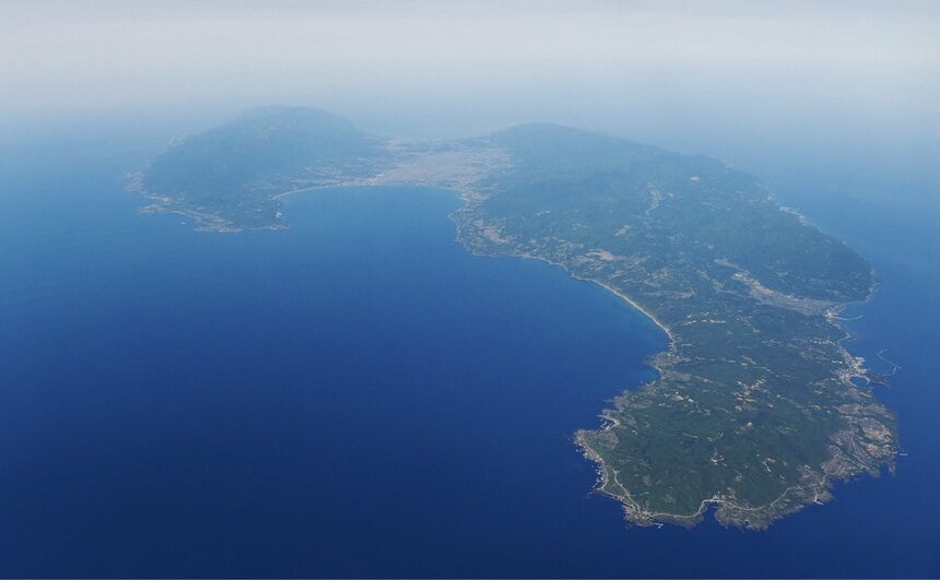 　新潟県に属する日本海最大の島・佐渡島（写真／朝日新聞社）
