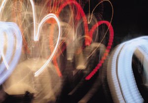 絵画が趣味という星井さんが、「光のグルグル系」と呼んでいるシリーズの中の1枚。光に対してスローシャッターでカメラを動かし、見事なハート形に仕上げた。絵を描くように画面に作画して楽しんでいる