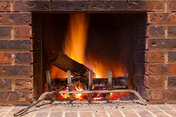 「暖炉のそばで家族で過ごす」。冬の憧れの図ですが・・・
