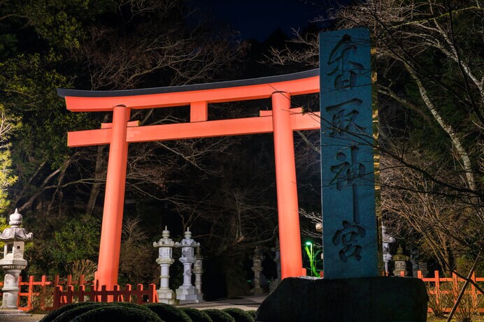 とっぷりと日が暮れた午後6時。広大な鎮守の森の闇の奥で、神々が集う宴が