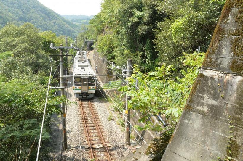 崖沿いにある飯田線の田本駅は秘境駅として知られる／長野県泰阜村