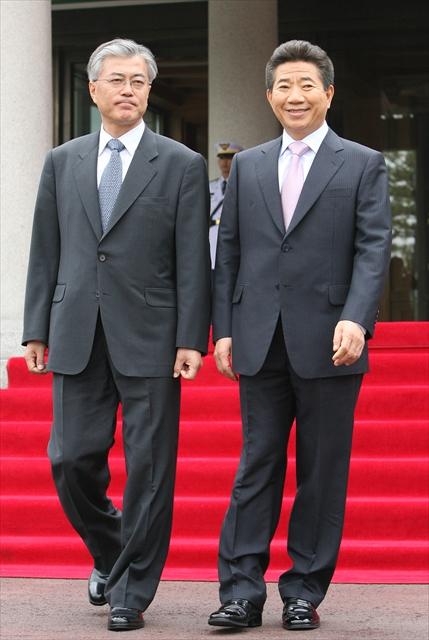 故盧武鉉大統領（右）と文在寅氏＝２０１７年５月の韓国大統領選前に文在寅陣営提供（Ｃ）朝日新聞社