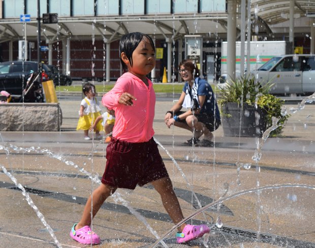 地面から出る噴水で遊ぶ子どもたち。熱中症と言うと、気温が注目されがちだが、実は湿度の影響がとても大きい（ｃ）朝日新聞社