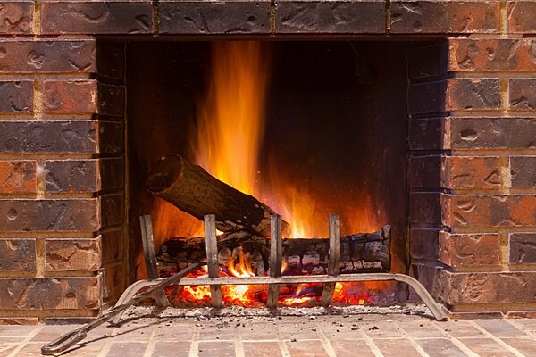 「暖炉のそばで家族で過ごす」。冬の憧れの図ですが・・・