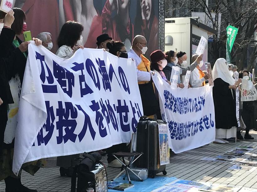 6日の昼下がり。市民有志が東京・渋谷のハチ公像の前に集まって、具志堅隆松さんのメッセージをつないだ（撮影／渡辺豪）