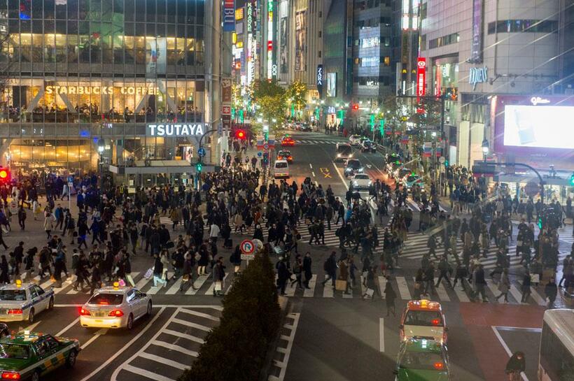 働く人であふれる東京・渋谷の交差点。働く人々の５人に２人近くが低賃金と不安定な契約で生計を立てる非正社員となり、「一億総中流崩壊」の契機となった／２０１６年２月（写真：ｇｅｔｔｙｉｍａｇｅｓ）