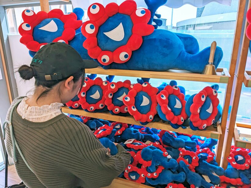 「寝そべりポーズ」のミャクミャクのぬいぐるみ＝米倉昭仁撮影