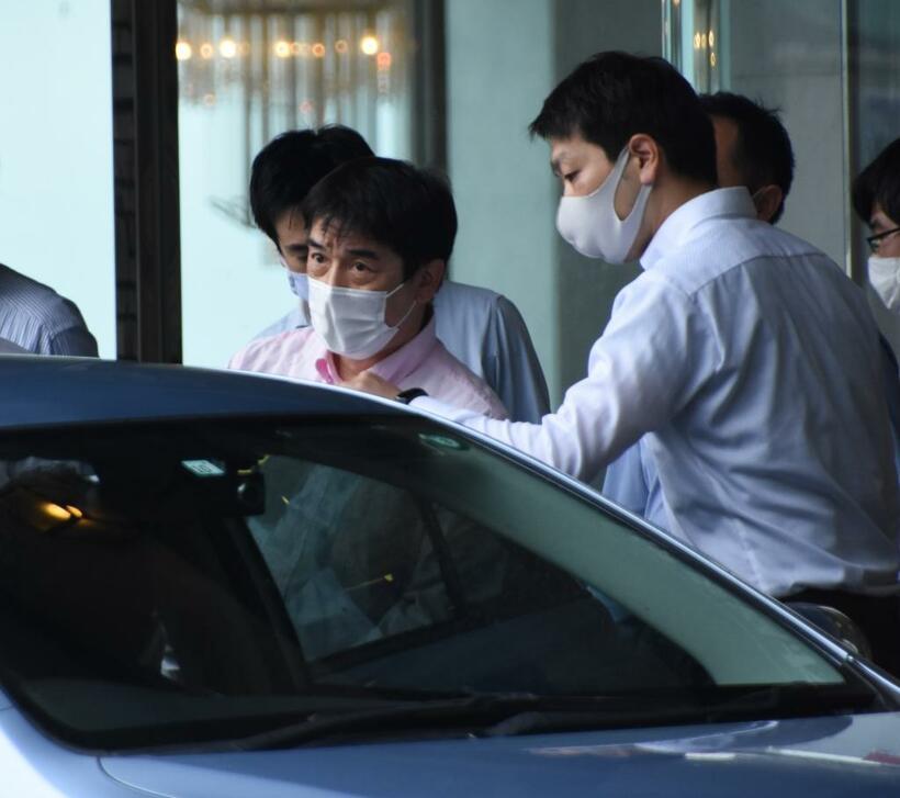 滞在先の伊豆で逮捕された田中孝博容疑者（中央）（C)朝日新聞社