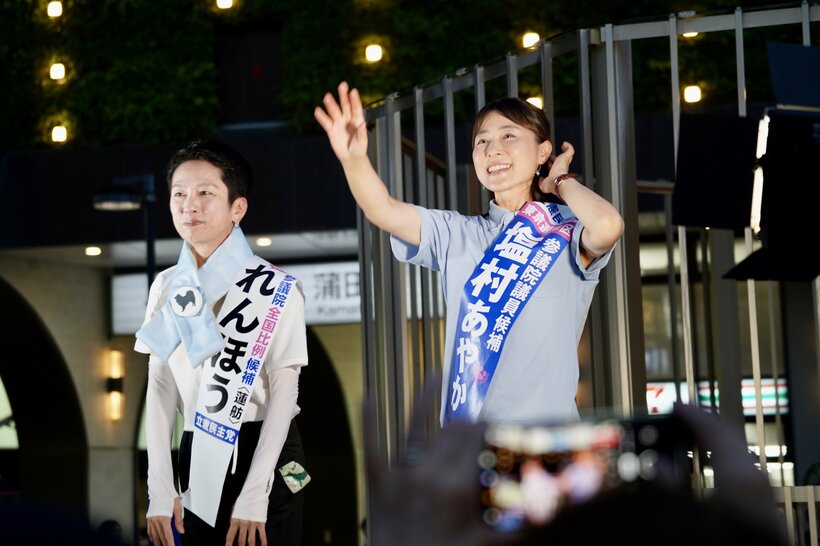蓮舫氏（左）と塩村文夏氏
