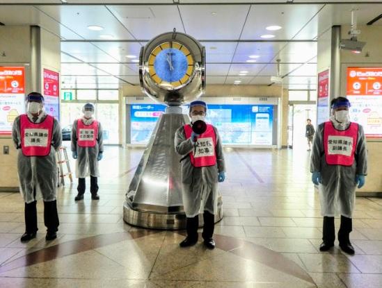 4月29日、JR名古屋駅の新幹線改札で不要不急の外出自粛を呼びかけた大村知事（中央）。来県者を狙い撃ちにする活動に「やり過ぎでは」との声もあがった／写真は大村知事の公式ツイッターから