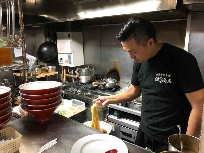 ラーメンを作る店主の長崎康太さん（筆者撮影）