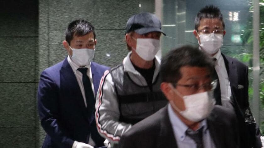 職業安定法違反の疑いで12月５日、愛知県警に逮捕された佐藤義徳容疑者（中央）