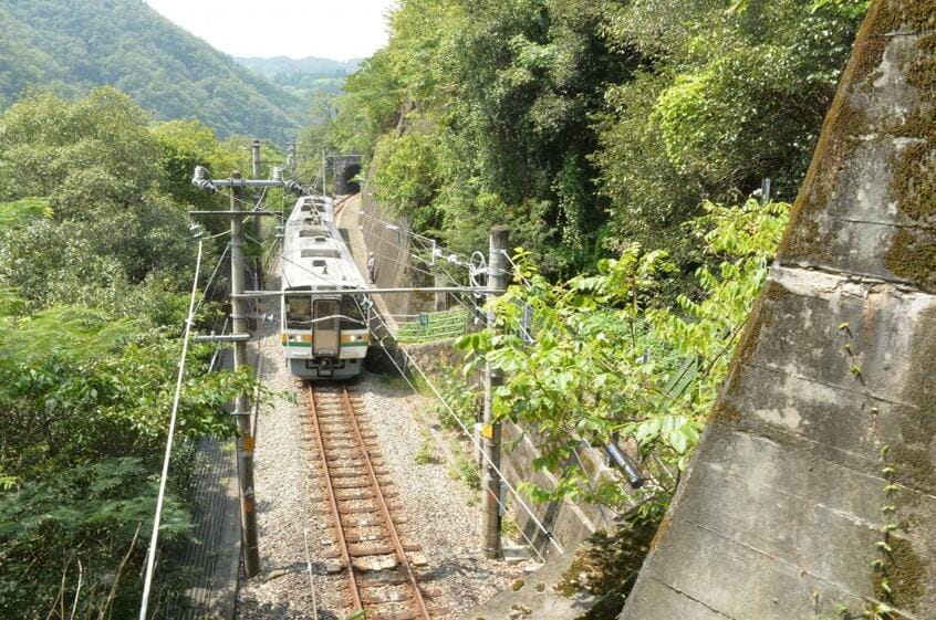崖沿いにある飯田線の田本駅は秘境駅として知られる/長野県泰阜村