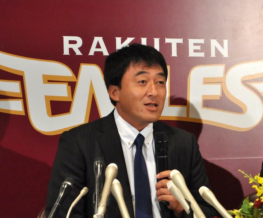 新たな試みを打ち出した楽天・石井GM (c)朝日新聞社