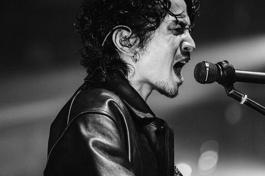 最新アルバム「THE　GREATEST　UNKNOWN」でリアレンジした楽曲をさらにライブ用にビルドアップした。写真はギター・ボーカルの常田大希（撮影／Kosuke　Ito）