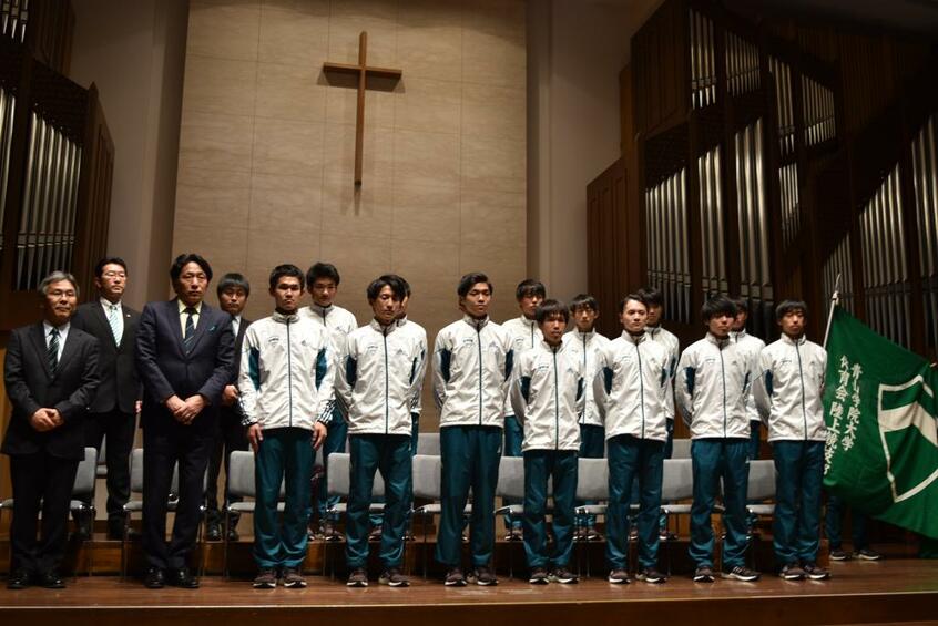 青山学院大学の原晋監督(左から2人目)と選手ら=撮影・大崎百紀