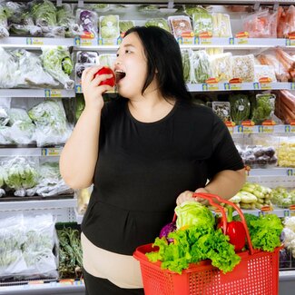 空腹時にスーパーに行くと食料品を買い過ぎてしまうのはなぜか? 行動経済学でこの心理を説明できる