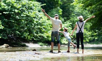 穏やかな生活をしたい…地方移住に「関心あり」は7割 アドバイスは「郷に行ったら郷に従え」「2拠点生活から」【AERAアンケート結果発表】
