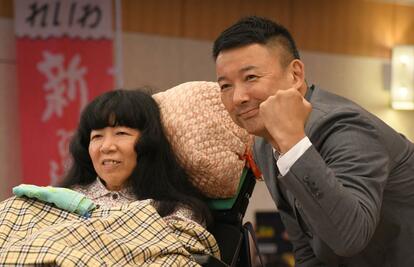 当選確実の報を聞いて喜ぶ山本太郎氏（右）、木村英子氏（撮影／多田敏男）